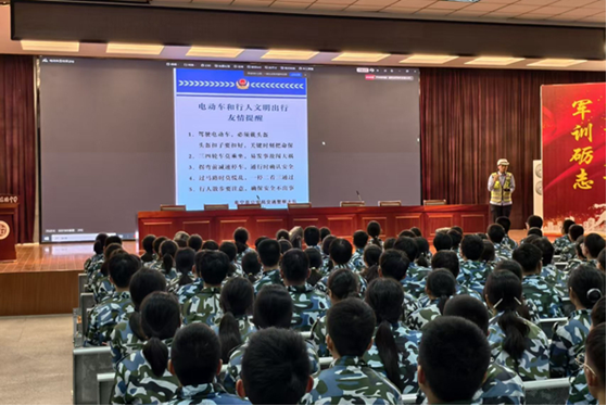 交警大队开展诚信交通和文明出行宣传活动